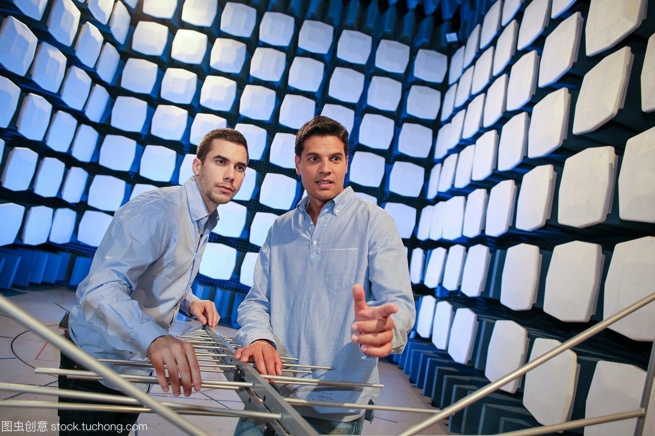 研究人員安回聲室emc&電信實(shí)驗(yàn)室認(rèn)證低壓電器&電子產(chǎn)品技術(shù)服務(wù)行業(yè)的tecnalia研究&創(chuàng)新bizkaia巴斯克國家西班牙