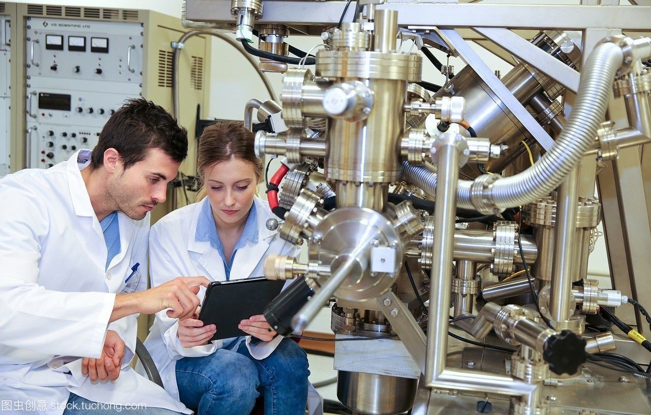 研究人員。表面光譜儀,光電子能譜學(xué),俄歇電子能譜學(xué),aesvg科學(xué)自動(dòng)扶梯200d表面分析設(shè)備。技術(shù)服務(wù)行業(yè)。tecnaliaresearch&innovationdonostiasansebastiangipuzkoabasquecountry,西班牙。